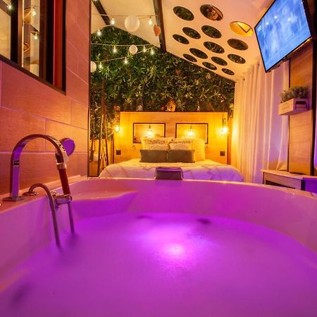 Love Room Romantique Les Petits Plaisirs Angers Exterior photo
